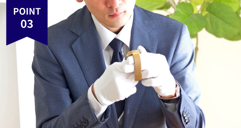 時計を丁寧に査定する査定員のイメージ