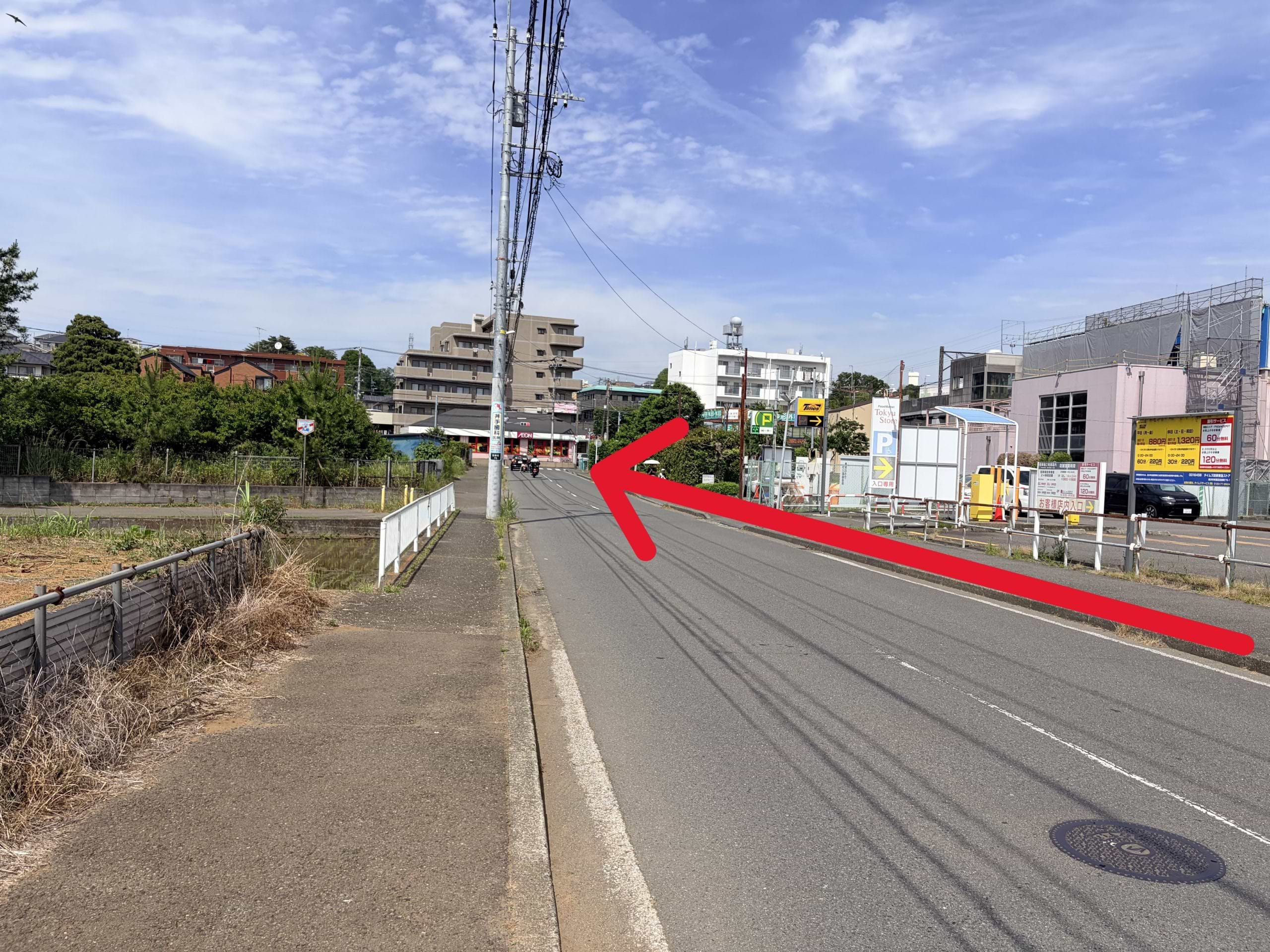 田奈駅方面へ歩道に沿って直進し、まいばすけっと 田奈駅前店のある田奈駅前交差点を右折します