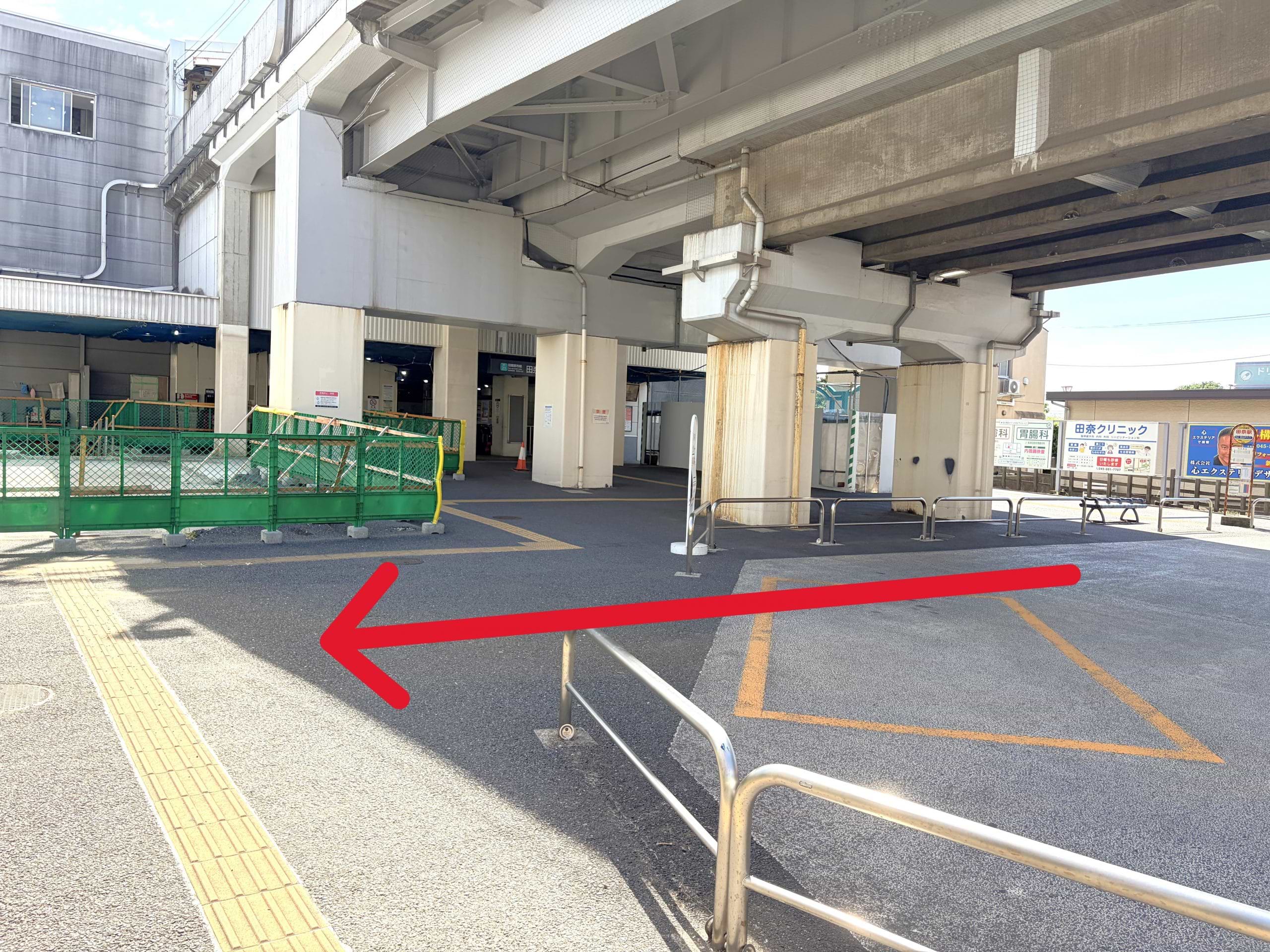 田奈駅前ロータリーまで進みますと、正面に当店がございます